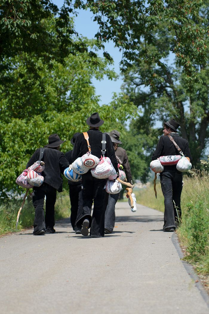 Gesellen auf der Landstraße mit geschultertem Reisebündel
