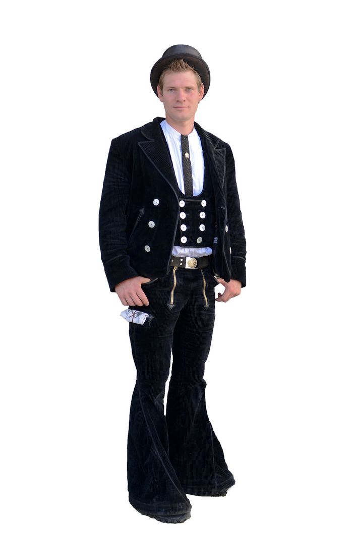Geselle in Kluft mit Hut, Weste, Jacke und weiter Hose