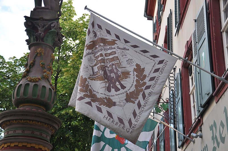 Fahne der Gesellschaft an einer Herberge