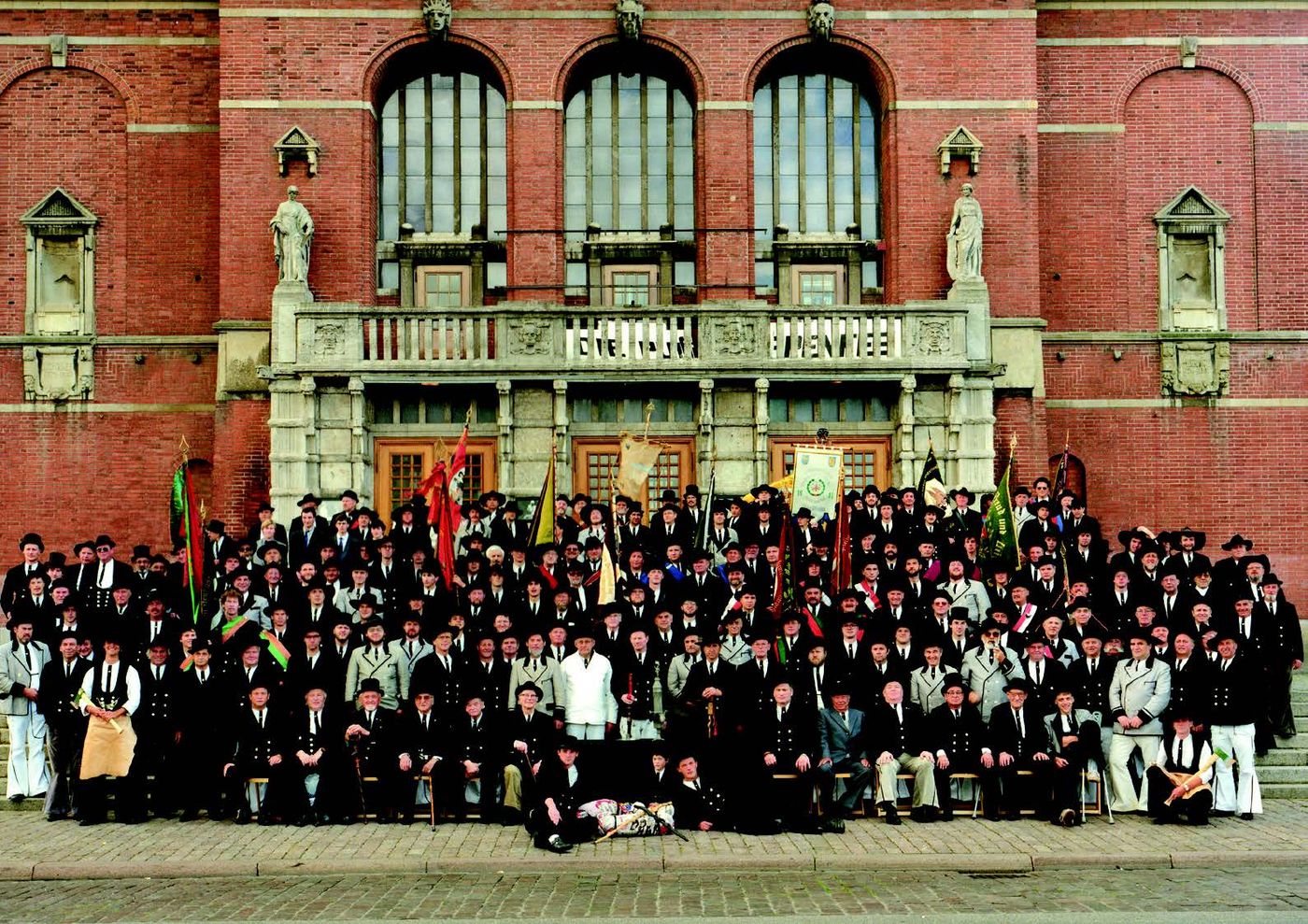 Großes Gruppenbild vor einem Backsteingebäude in Kiel